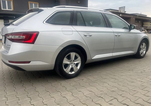 Skoda Superb cena 69900 przebieg: 142000, rok produkcji 2017 z Rymanów małe 466